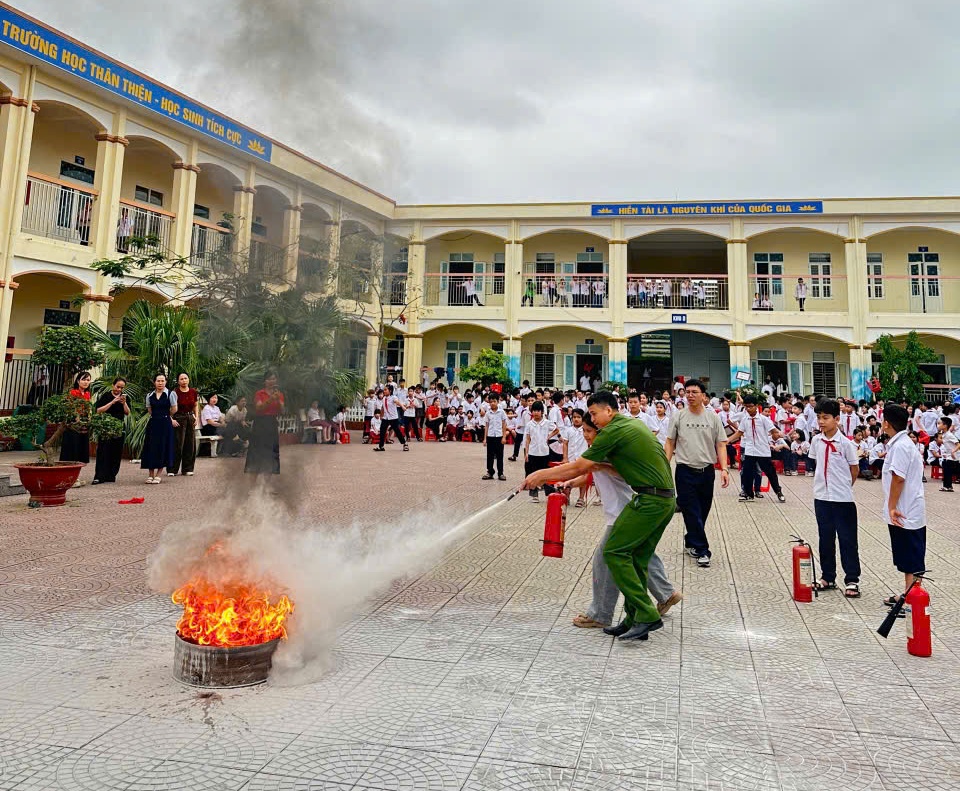 Đội Chữa cháy và CNCH khu vực 4: Tuyên truyền kiến thức, kỹ năng phòng cháy chữa cháy tới gần 1.000 giáo viên và học sinh Trường Tiểu học Đồng Thái
